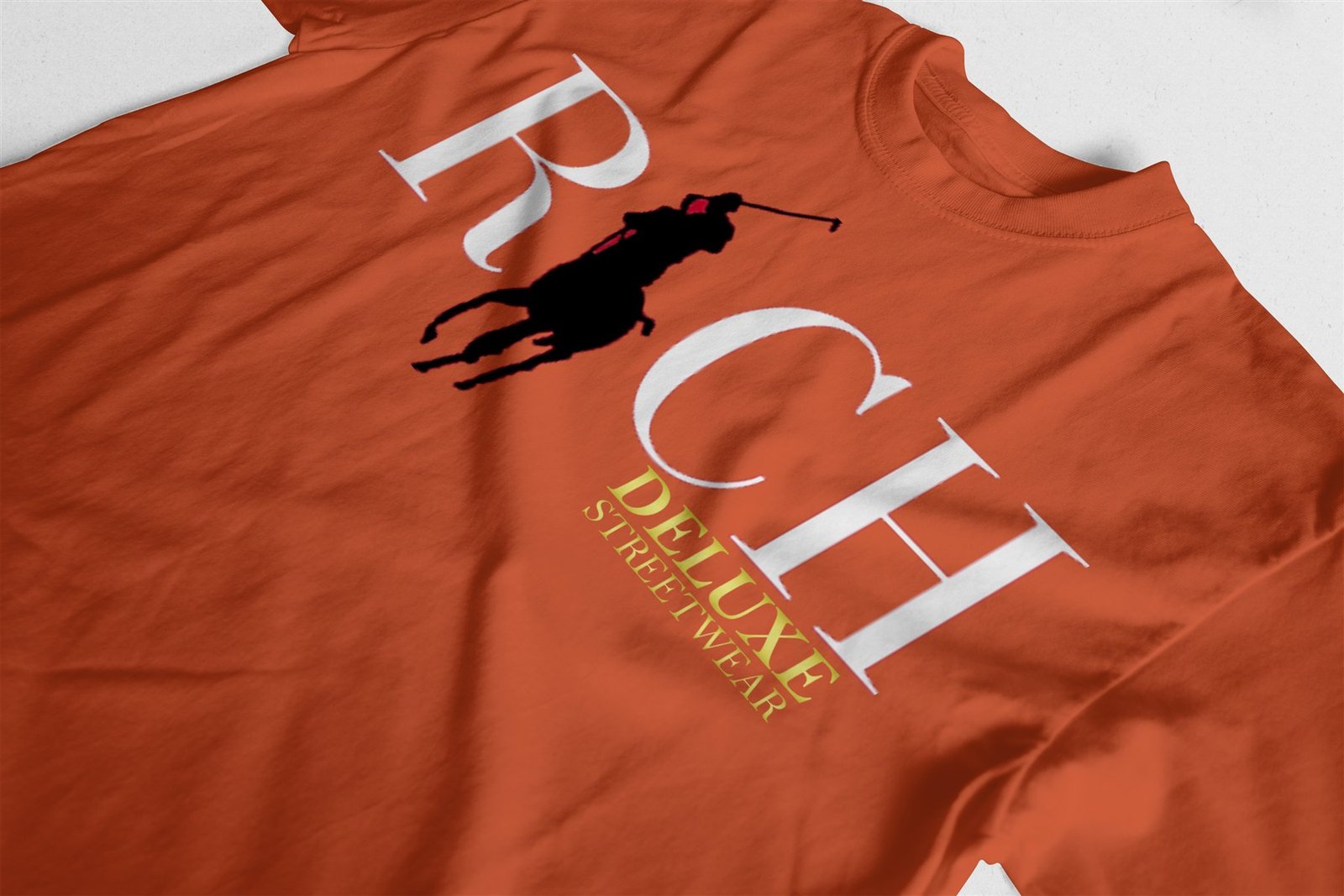Diseño tipográfico Rich aplicado sobre camiseta roja